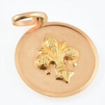 Arany (Au) 14K kerek liliomos medál, jelzett, d: 2,2 cm, nettó: 3 g