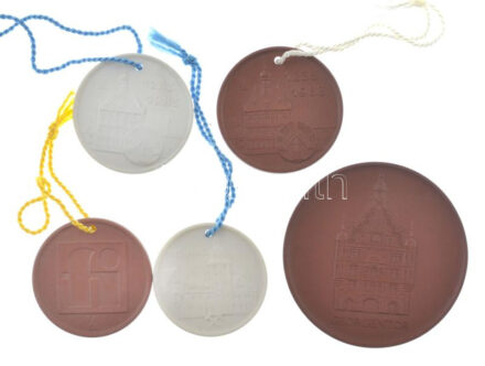 Német Demokratikus Köztársaság 1983. 'Frohburg 750 éves' 2xklf jelzett meisseni porcelán érem + DN 'Freiberg' 2xklf jelzett meisseni porcelán érem + DN 'Georgentor' jelzett meisseni porcelán érem (63mm) T:1 German Democratic Republic