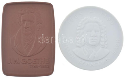 Német Demokratikus Köztársaság DN 'Johann Sebastian Bach' jelzett meisseni porcelán érem (51mm) + DN 'J.W. Goethe' jelzett meisseni porcelán plakett (60x42mm) T:1 German Democratic Republic ND 'Johann Sebastian Bach' hallmarked Meissen