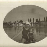 1912 Balatoni csendélet, apa és kislánya fürdőznek, háttérben fürdőkabinok. photo