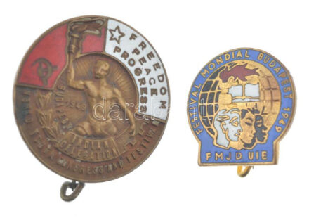 1949. 'Világ Ifjúsági Kongresszus és Fesztivál - indiai delegáció' zománcos Cu kitűző angol felirattal (28mm) + 'Világ Ifjúsági Kongresszus és Fesztivál - Budapest 1949' zománcos tombak kitűző román nyelvű felirattal (20x20mm)