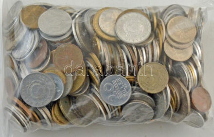 Vegyes, magyar és külföldi érmetétel mintegy ~1kg súlyban T:vegyes Mixed, Hungarian and foreign coin lot (~1kg) C:mixed