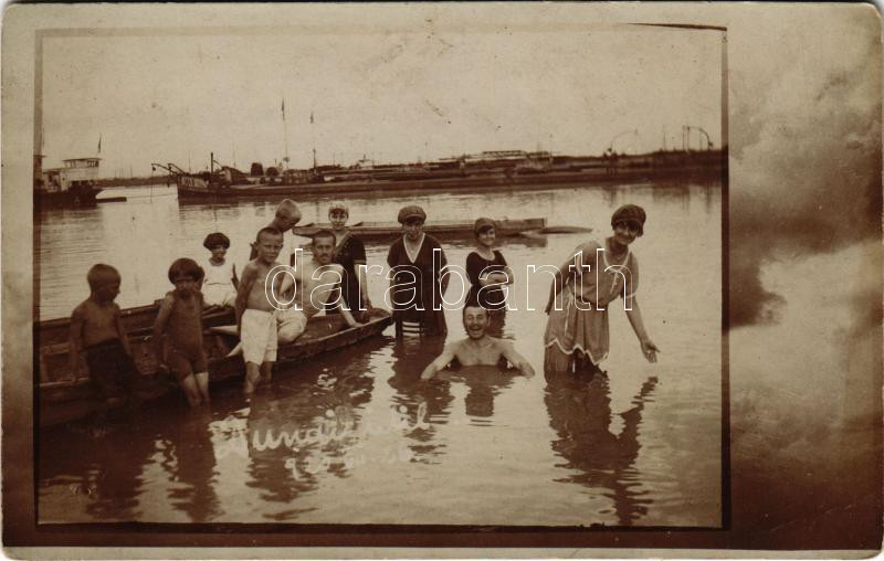 1920 Komárom, Komárnó (?); Dunai idill, fürdőzők, uszályok / bathing in the Danube, barges. photo (EK)