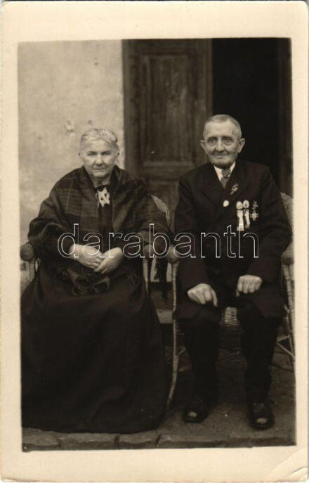 Idős magyar házaspár, férfin kitüntetések / Hungarian folklore. photo (EK)