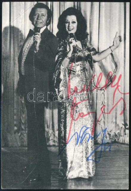 Vámosi János (1925-1997) - Záray Márta (1926-2001) énekespár aláírása őket ábrázoló nyomtatványon 15x10 cm