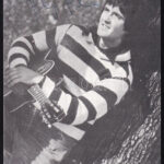 Ihász Gábor (1946-1989) dalszerző, énekes aláírása őt ábrázoló fotón