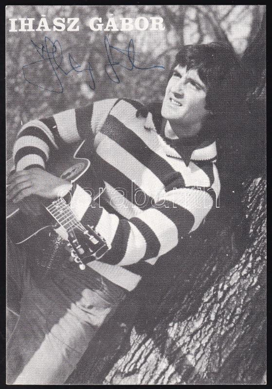 Ihász Gábor (1946-1989) dalszerző, énekes aláírása őt ábrázoló fotón