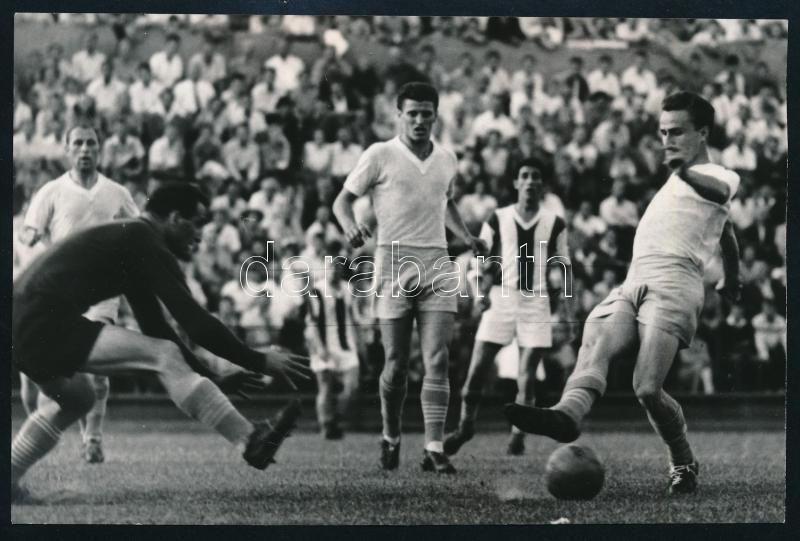 1958 Újpest-MTK feliratozott labdarúgó fotó, 12×18 cm