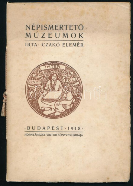 Czakó Elemér: Népismertető múzeumok. Bp.,1918., Hornyánszky Viktor, 33+2 p. Különlenyomat az 'Uránia' folyóirat 1918. évfolyamának 2., 3. és 4-ik számából. Kiadói zsinórfűzött papírkötés, foltos borítóval. A szerző,
