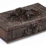 Antik rózsás faragott dobozka, szép állapotban, 11x26,5 cm