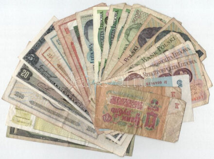 22 darabos külföldi bankjegy tétel, közte Kanada, Ukrajna, Szlovénia, Ecuador T:III-IV 22 pieces banknote lot, among Canada, Ukaine, Slovenia, Ecuador C:F-G