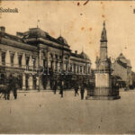 Szolnok, Kossuth tér, Sebők Sándor és Drogéria üzlete, Népbank. Vasúti levelezőlapárusítás 4799. (EK)