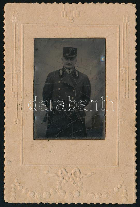 cca 1900 Katonaportré, ferrotípia, papír keretben, 6,5×4,5 cm