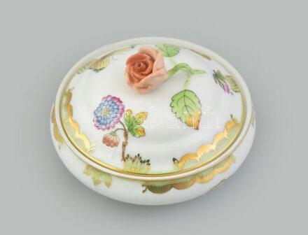 Herendi Viktória mintás bonbonier, rózsás fedéllel. Kézzel festett, jelzett, minimális kopással, d: 10,5 cm