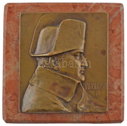 Ausztria ~1910. 'I. Napóleon' bronz plakett vörösmárvány posztamensen Szign.: Franz Stiasny (65x58mm) T:1- Austria ~1910. 'Napoleon I' bronze plaque on red marble edestal Sign.: Franz Stiasny (126,57g/65x58mm) C:AU