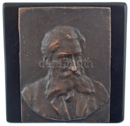 'Férfi portré' egyoldalas bronz plakett festett fa posztamensen feloldatlan (129x100mm) T:1-