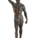 Jelzés nélkül: Sportoló. Bronz, kezében egykor volt valami, hiányzik. Kő talapzaton, kopott, m: 21 cm