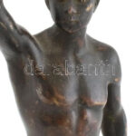 Jelzés nélkül: Sportoló. Bronz, kezében egykor volt valami, hiányzik. Kő talapzaton, kopott, m: 21 cm - Image 2
