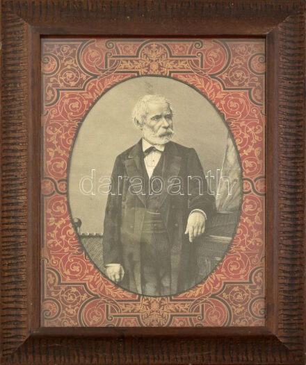 Arany János portréja, rotációs fametszet, papír, jelzés nélkül. Üvegezett fakeretben, dekoratív historizáló paszpartuval, képméret: 27,5×20 cm, keretezett méret: 46x36 cm.