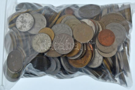 Vegyes, magyar és külföldi érmetétel mintegy ~1kg súlyban T:vegyes Mixed, Hungarian and foreign coin lot (~1kg) C:mixed