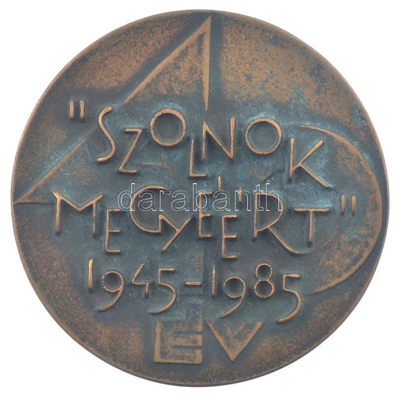 Simon Ferenc (1922-2015) 1985. 'Szolnok megyéért 1945-1985 / Hass, alkoss, gyarapíts' kétoldalas bronz emlékérem (90mm) T:1- patina - Image 2