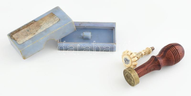 Magyar Királyi Államvasutak (MÁV) pecsétnyomó koronás címerrel, réz és fa, h: 7,5 cm + Díszes, monogramos pecsétnyomó nyél, csont, h: 4,5 cm + 'VOLÁN TEFU Vállalat Budapest 5. sz. Üzemigazgatóság' bélyegző, tokjában