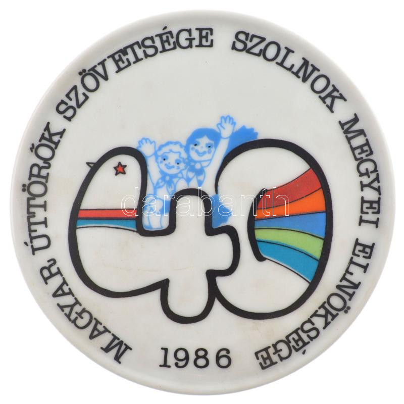 1986. 'Magyar Úttörők Szövetsége Szolnok Megyei Elnöksége' Hollóházi porcelán emlékérem dobozában (88mm)