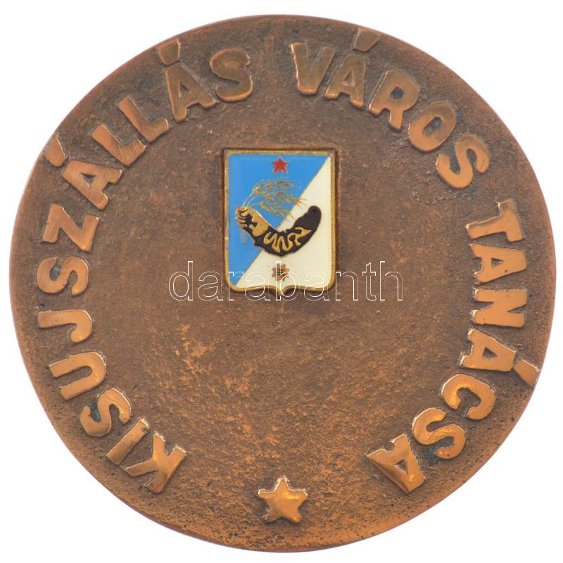 ~1970-1980. 'Kisújszállás város tanácsa' kétoldalas részben műgyantás bronz emlékérem dobozában (75mm) T:1-,2