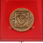 ~1970-1980. 'Kisújszállás város tanácsa' kétoldalas részben műgyantás bronz emlékérem dobozában (75mm) T:1-,2 - Image 2