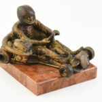 Jelzés nélkül: Gokart. Bronzírozott, műgyanta, vörös márványtalapzaton, m: 21 cm