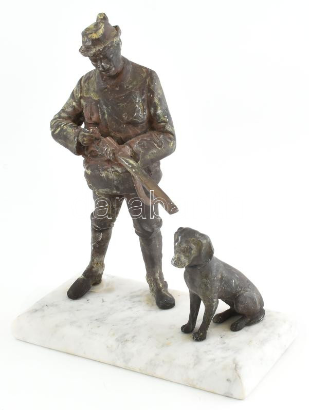 Jelzés nélkül: Vadász kutyájával. Fém, márvány talpon, kopott, erősen sérült, m: 22 cm - Image 2