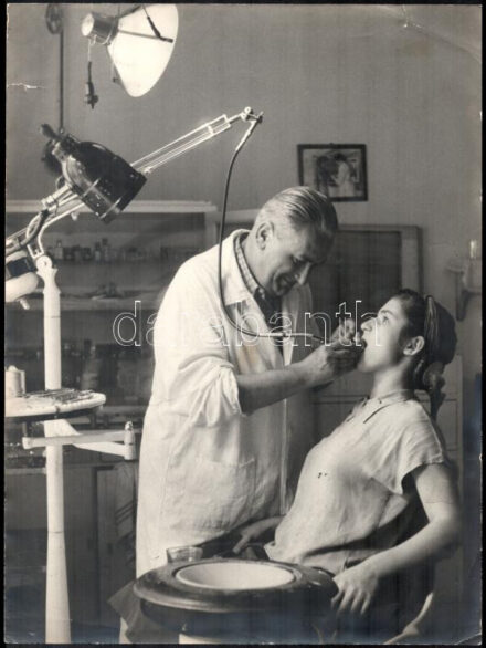 cca 1940-1960 Fogász munka közben, nagyméretű fotó, kissé sérült szélekkel, 39,5x29,5 cm
