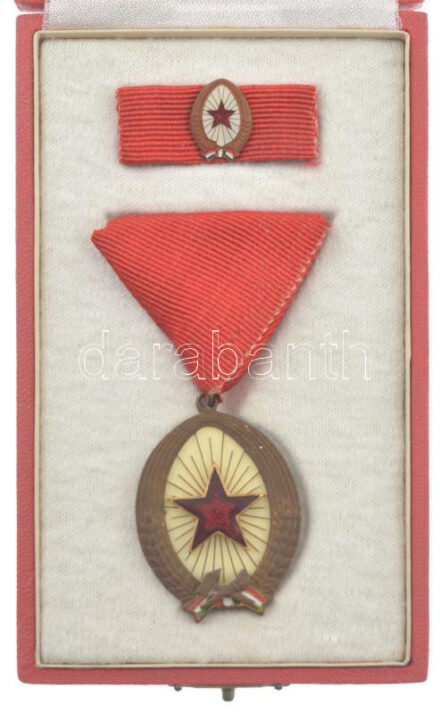 1964. 'A Munka Érdemrend' bronz fokozata, zománcozott bronz kitüntetés szalagon, miniatűrrel és szalagsávval T:1-