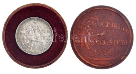 1896KB 1K Ag 'Millennium' eredeti, dombornyomott, bordó színű 'Millenniumi Koronaérem - 1896' díszdobozban T:1- kis patina, kopott doboz Hungary 1896KB 1 Korona Ag 'Millennium' in original, embossed, burgundy case C:AU small patina, worn