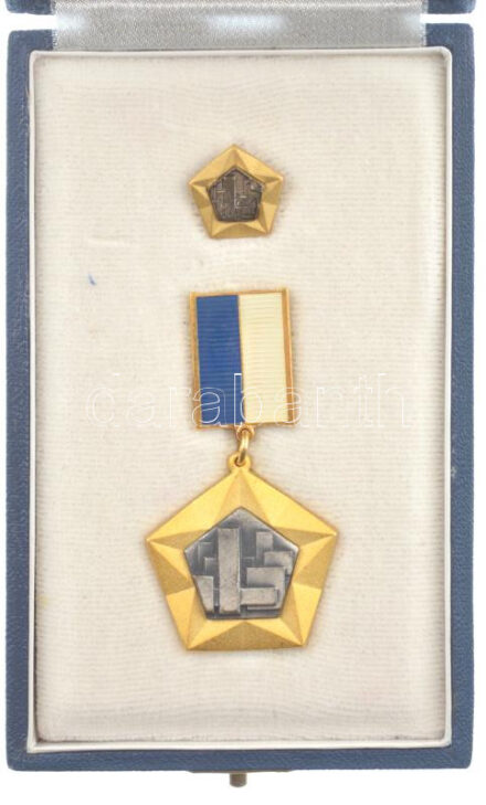 ~1970. 'Az Építőipar Kiváló Dolgozója' aranyozott, festett kitüntetés miniatűrrel, 'Vincze Dénes' gyártói jelzéssel eredeti dísztokban T:1-