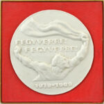 1969. 'Fegyverbe! Fegyverbe! 1919-1969' egyoldalas Hollóháza porcelán emlékérem eredeti dísztokban (170mm) T:1-