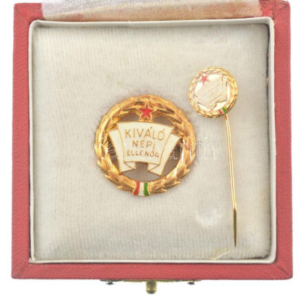 ~1960-1980. 'Kiváló Népi Ellenőr' műgyantás, aranyozott kitüntető jelvény, miniatűrrel, eredeti tokban (25mm) T:1-