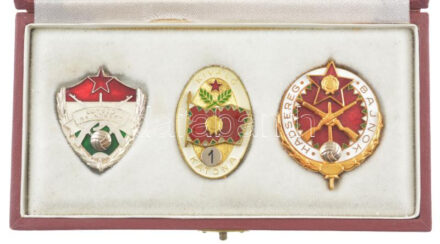 ~1970. 'Egység Bajnokság' ezüst fokozatú, műgyantás fém sapkajelvény + 'Kiváló Katona - 1. osztály' műgyantás fém sapkajelvény + 'Hadsereg Bajnokság' aranyozott, műgyantás fém sapkajelvény dísztokban T:1,1-