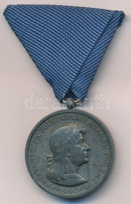 1940. 'Erdélyi részek felszabadulásának emlékére' Zn emlékérem mellszalaggal. Szign.: Berán + T:1- Hungary 1940. 'Commemorative Medal for the Liberation of Transylvania' Zn medal with ribbon. Sign.: Berán:AU NMK 428.