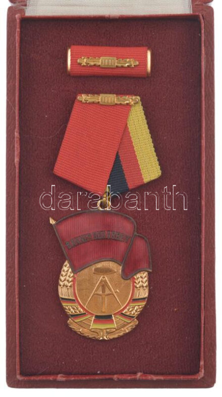 NDK 1978. 'Munka Zászlaja' zománcozott bronz kitüntetés, III. fokozat, mellszalagon, szalagsávval, eredeti, kissé sérült tokban T:1- GDR 1978. 'Banner der Arbeit' enamelled bronze decoration, 3rd grade, with ribbon and thin ribbon, in