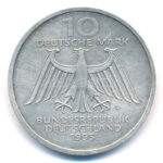 Németország 1995D 10M Ag '150 éve született Wilhelm Conrad Röntgen - 100 éves a Röntgen-sugár' T:2 ph. Germany 1995D 10 Mark Ag '150th Birth Anniversary - Wilhelm Conrad Röntgen - 100th Anniversary of X-ray' C:XF edge error Krause KM# - Image 2