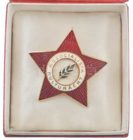 1974. 'A Szocialista Kultúráért' zománcozott kitüntető jelvény, eredeti tokban T:1-