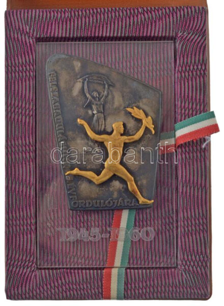 Vincze Dénes (1914-1972) 1960. 'Felszabadulásunk évfordulójára' ezüstözött sport emlékplakett plexi lapon, dísztokban (110x68mm)