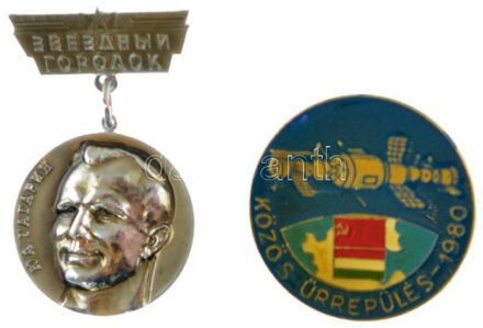1980 'Közös űrrepülés' műgyantás jelvény (30mm) + 'Csillagváros - Gagarin' cirill feliratos Al jelvény (25mm) T:1