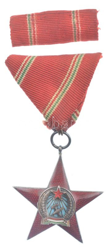 1949. 'A Magyar Népköztársasági Érdemérem ezüst fokozata' ezüstözött, zománcozott bronz kitüntetés szalagsávval, eredeti sérült Rákosi címeres tokban T:2 kis zománchiba, hátoldalán belekarcolt '1952.IV.4.' dátummal NMK 535.