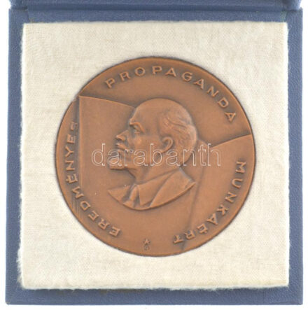 DN 'Eredményes Propaganda Munkáért' egyoldalas bronz emlékérem, adományozólappal, eredeti tokban (70mm) T:1-