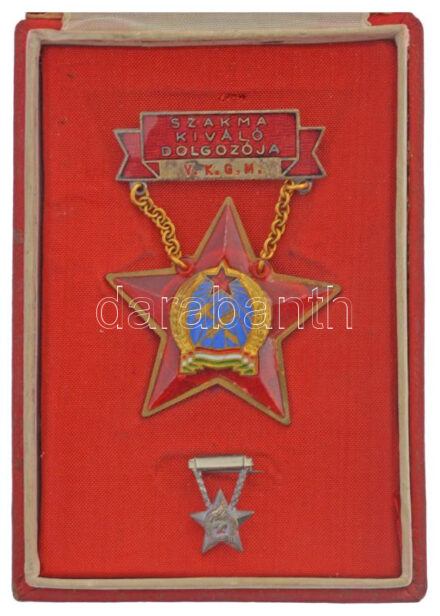 ~1950. 'Szakma kiváló dolgozója - V.K.G.M. ' Rákosi-címeres zománcozott kitüntetés hátlapon '35225' sorszámmal, miniatűrrel, eredeti tokban T:2