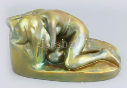 Liipola Yrjö, formatervező (1881 - 1971) Zsolnay: Kétségbeesés. Eozin mázas porcelánfajansz. Mázrepedésekkel, kopásokkal, jelzett: Zsolnay öttornyos márkajelzés. 14 x 23 x 12 cm.