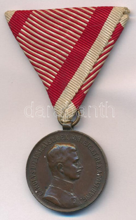 1917. 'Károly Bronz Vitézségi Érem' bronz kitüntetés eredeti, mellszalagon. Szign.: Kautsch T:2 Hungary 1917. 'Bronze Gallantry Meda' bronze decoration on original ribbon. Sign.: Kautsch C:XF NMK 310.
