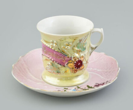 Antik porcelán emlékbögre, irizáló, plasztikus virágos mintával, kopásokkal, m: 8,5 cm + Pfeiffer & Löwenstein tányér/alj, kézzel festett, jelzett, kopott, d: 16 cm